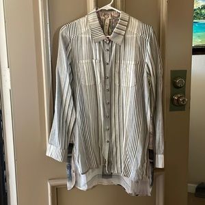 Unique and fun Womens blouse.  Artful design on back.